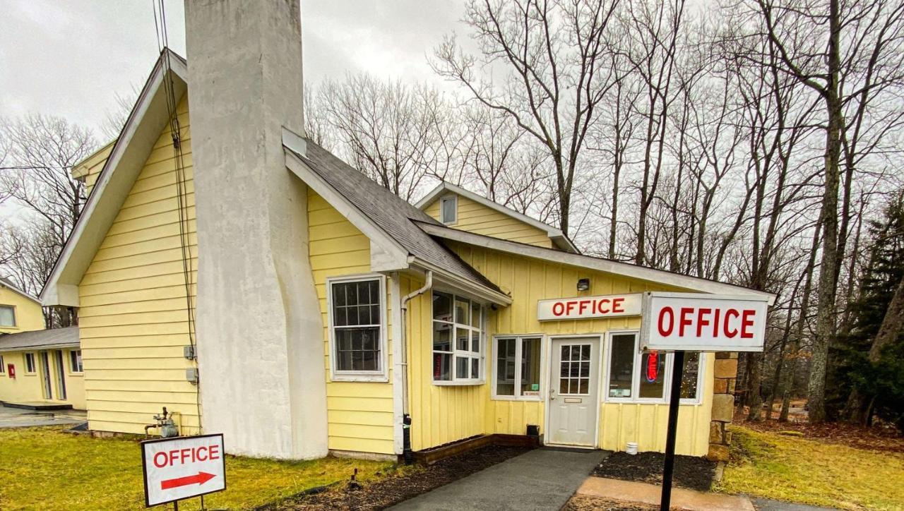 Country Place Inn And Suites White Haven Eksteriør bilde